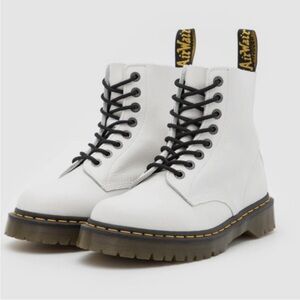 $139 Dr. Martens Zavala bouncing soles boots white/black size 8